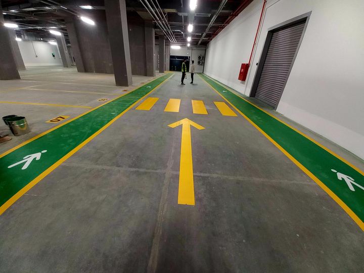 Depo içinde yeşil zeminli yaya koridoru