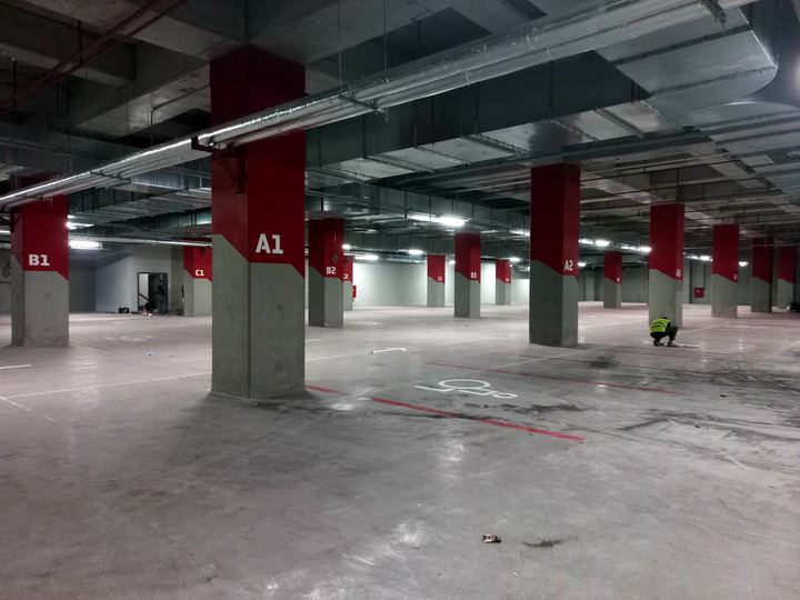 Kırmızı kolonlu kapalı otoparkta park çizgileri